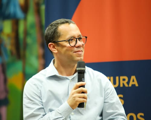 O escritor Itamar Oliveira Junior